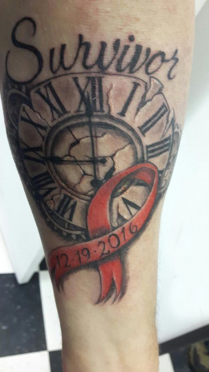 点击大图看下一张：纹身钟表 男生手臂上怀表纹身图案