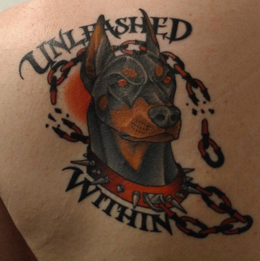 点击大图看下一张：小狗纹身图片 男生背部小狗纹身图片
