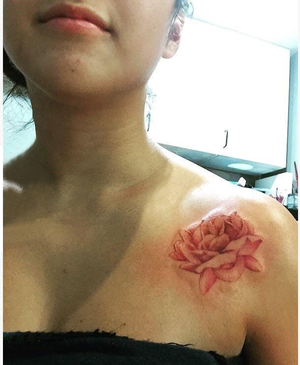 点击大图看下一张：玫瑰纹身图 女生锁骨下玫瑰纹身图片
