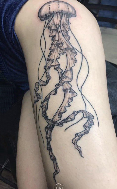 点击大图看下一张：水母纹身 女生大腿上水母纹身图片