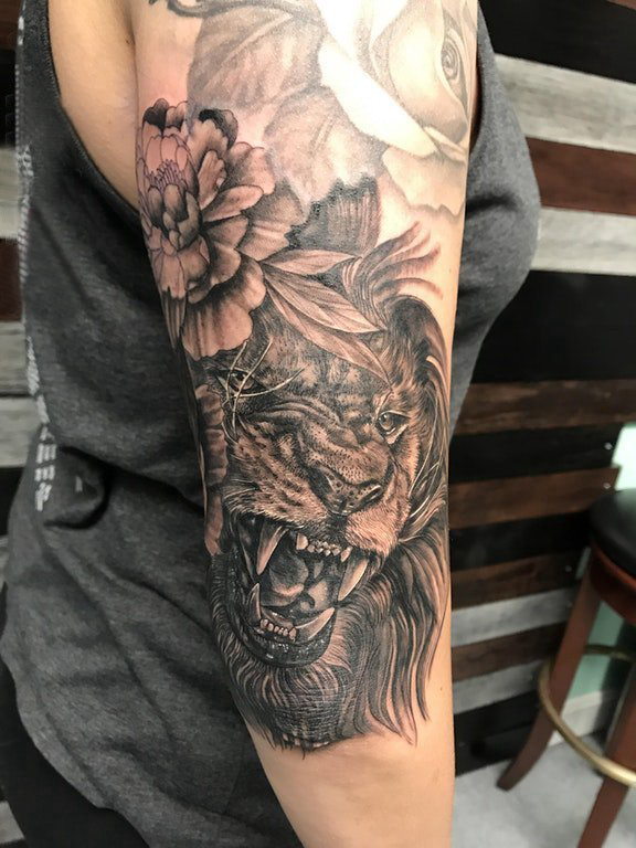 点击大图看下一张：唐狮子纹身 男生手臂上唐狮子纹身图案