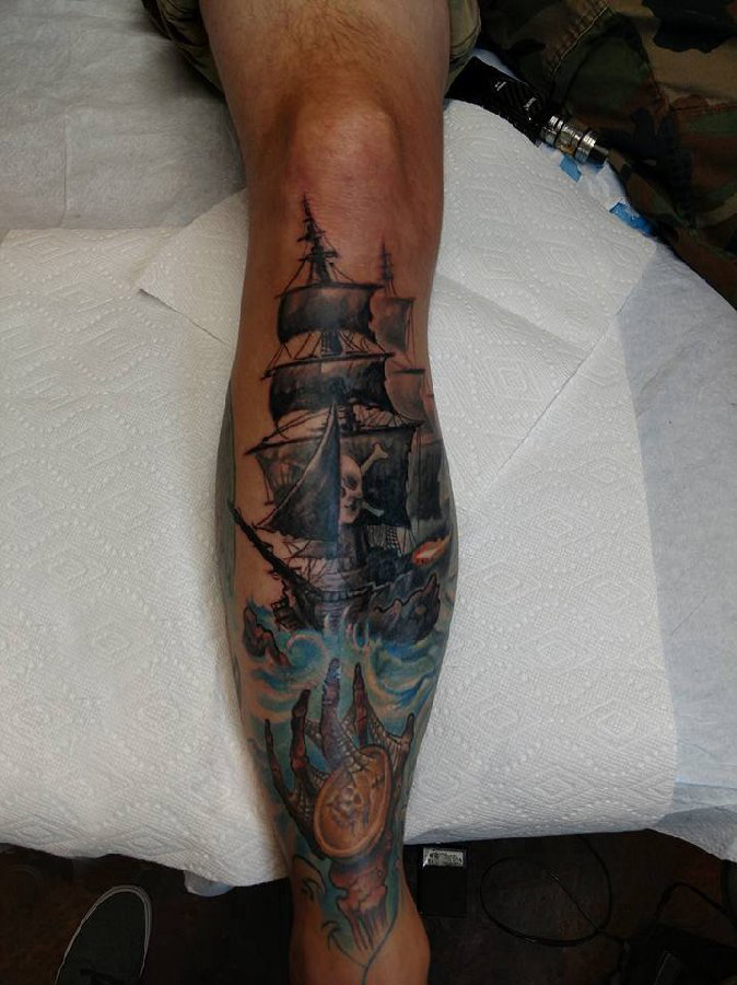 点击大图看下一张：小腿对称纹身 男生小腿上彩色的海盗船纹身图片