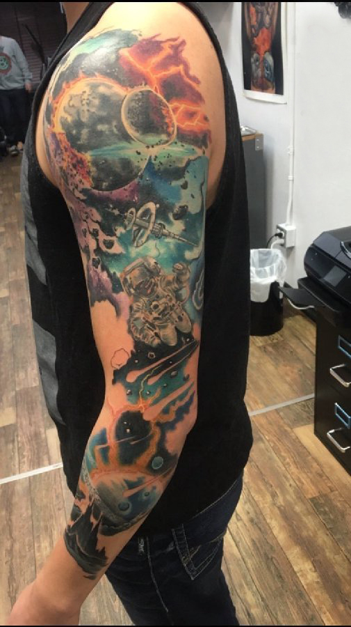 点击大图看下一张：小宇宙纹身 男生手臂上彩色的星球纹身图片