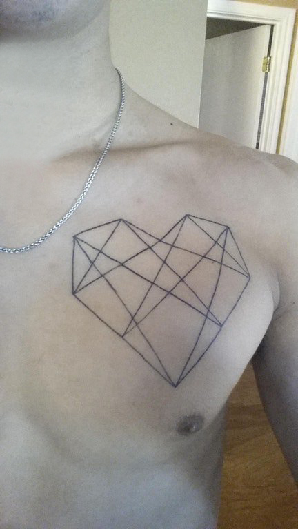 点击大图看下一张：心形纹身图片 男生胸部黑色的几何心形纹身图片