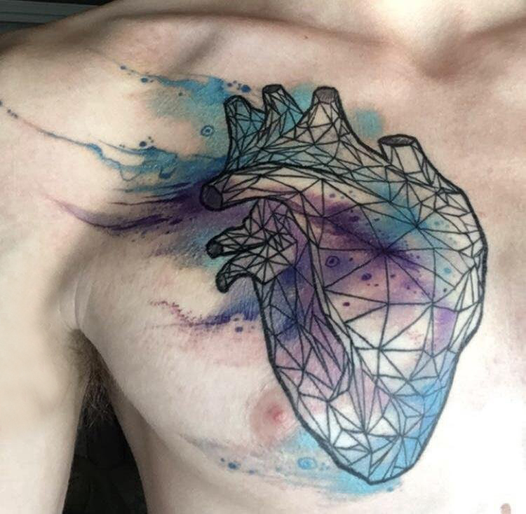 点击大图看下一张：心脏纹身 男生胸部心脏纹身图片