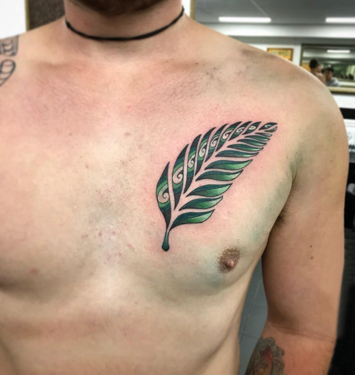 点击大图看下一张：胸部纹身男 男生胸部彩色的叶子纹身图片