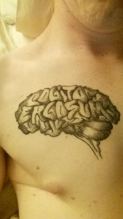 点击大图看下一张：胸部纹身男 男生胸部黑色的大脑纹身图片