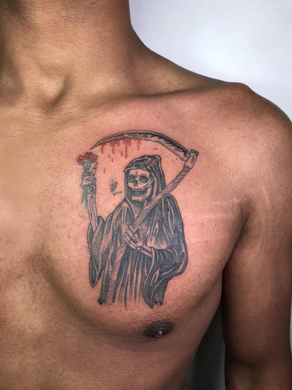 点击大图看下一张：胸部纹身男 男生胸部黑色的死神镰刀纹身图片