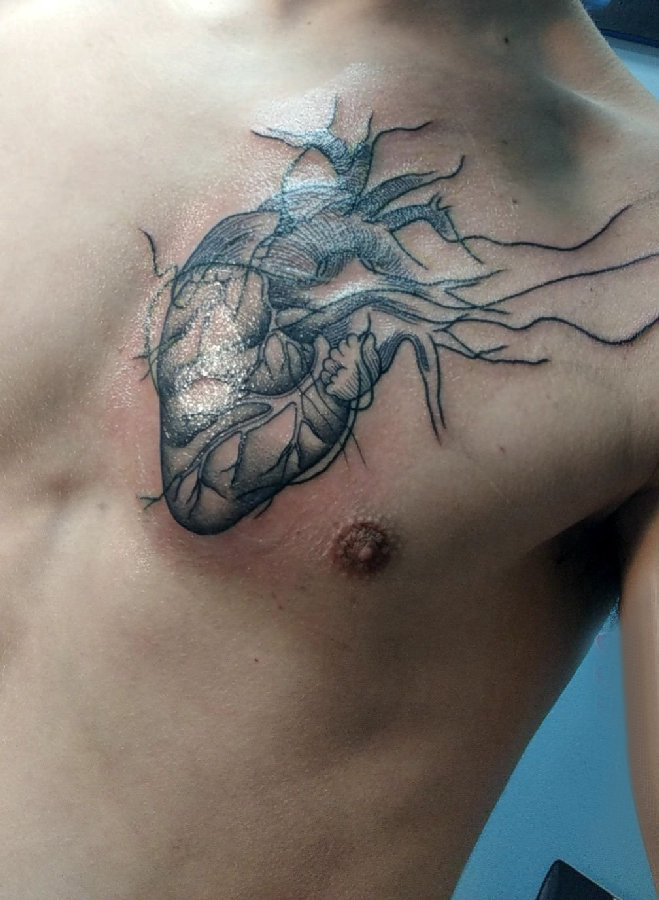 点击大图看下一张：胸部纹身男 男生胸部黑色的心脏纹身图片