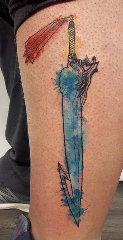 点击大图看下一张：宝剑纹身 男生大腿上宝剑纹身图片