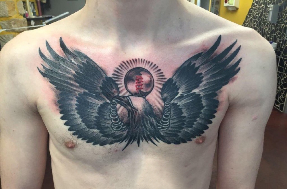 点击大图看下一张：老鹰纹身图案 男生胸部老鹰纹身图案