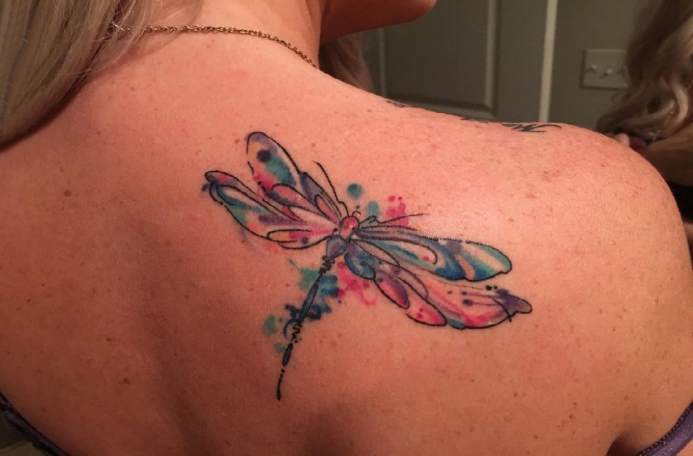 点击大图看下一张：蜻蜓纹身图案 女生背部蜻蜓纹身图案