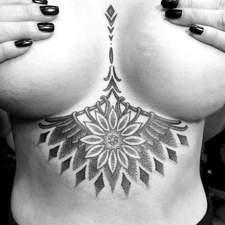 点击大图看下一张：文艺花朵纹身 女生胸下文艺花朵纹身图片