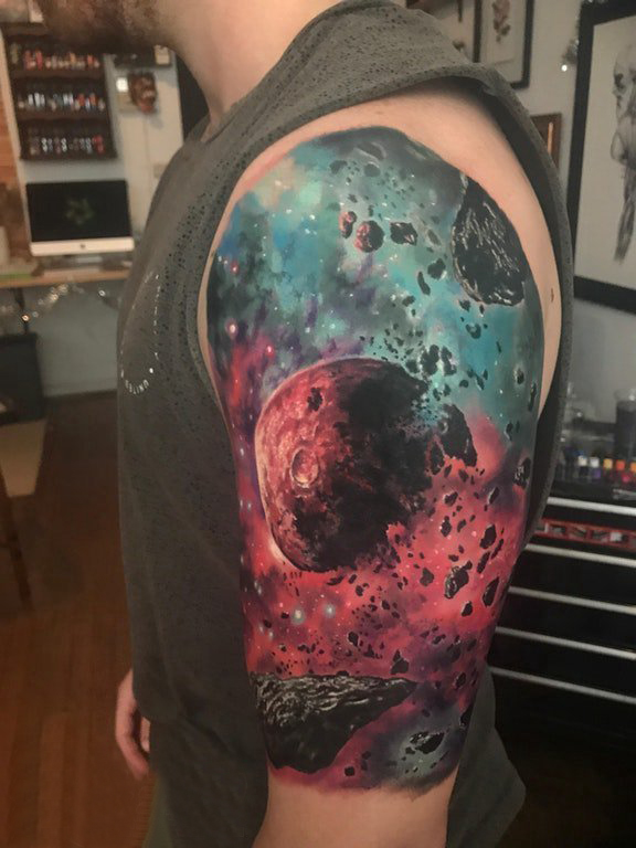 点击大图看下一张：纹身星球 男生手臂上彩绘纹身星球纹身图案