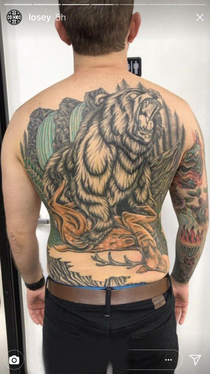 点击大图看下一张：熊纹身 男生背部熊图腾纹身图片