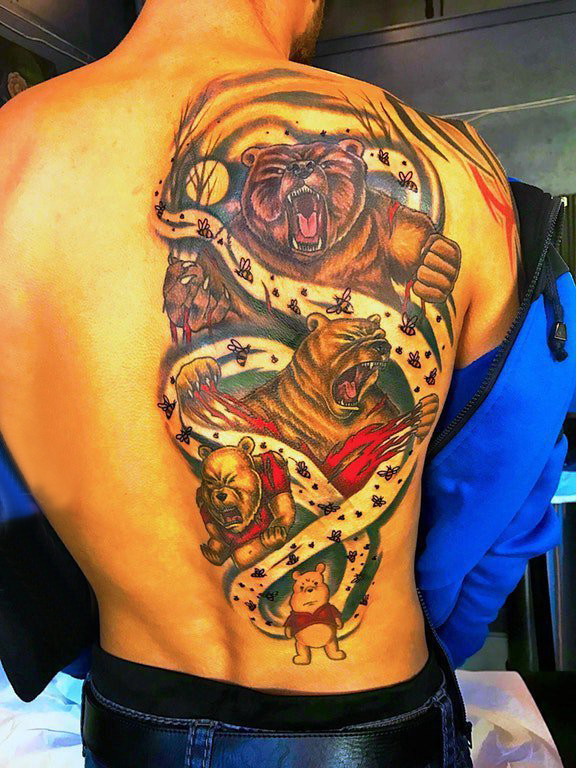 点击大图看下一张：熊纹身 男生背部熊纹身图片