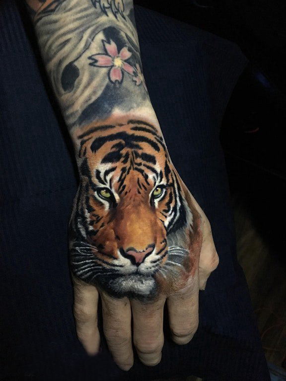 点击大图看下一张：老虎头纹身 男生手部老虎头纹身图片