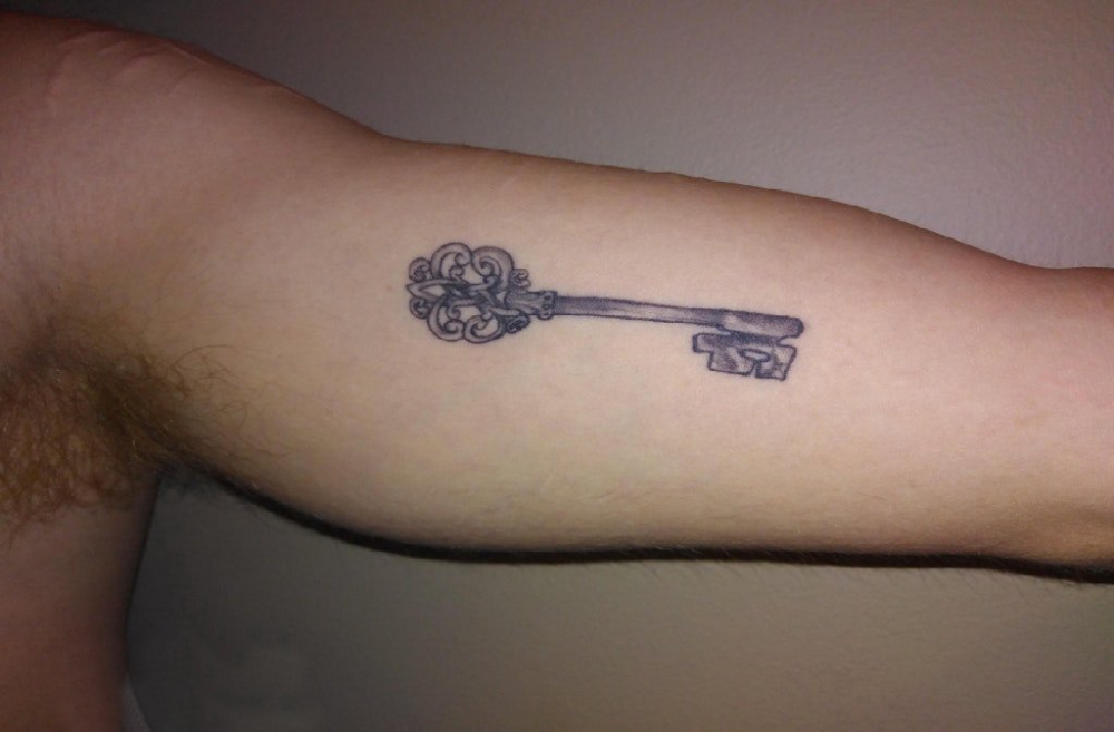 点击大图看下一张：钥匙纹身图案 男生手臂上钥匙纹身图案