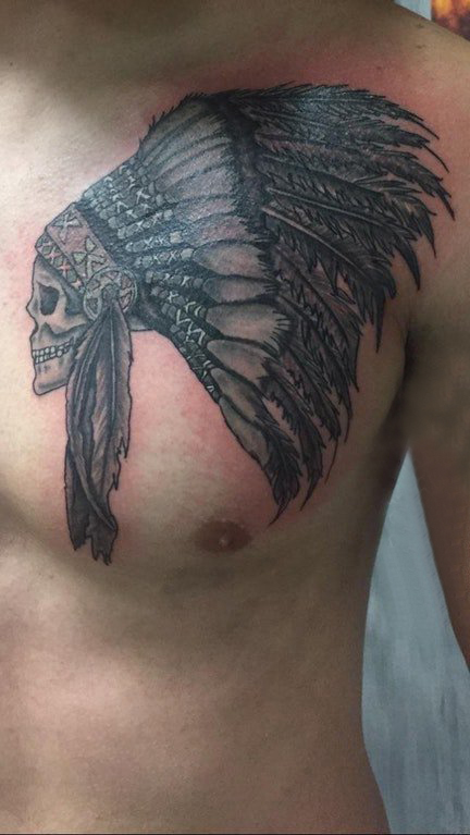 点击大图看下一张：印第安人纹身 男生胸部黑色的印第安骷髅纹身图片