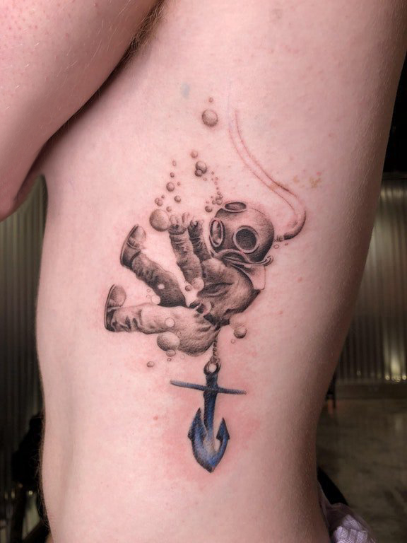 点击大图看下一张：宇航员纹身图案 女生侧肋上宇航员纹身图案