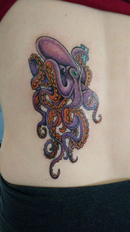 点击大图看下一张：章鱼纹身简单 女生腰部章鱼纹身图案