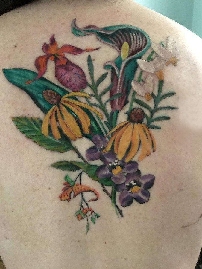 点击大图看下一张：植物纹身 女生背部植物纹身图片
