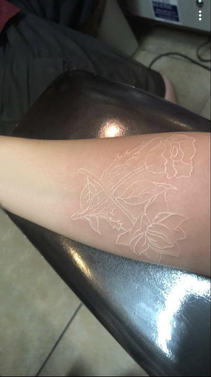 点击大图看下一张：植物纹身 女生手臂上白色的花朵纹身图片