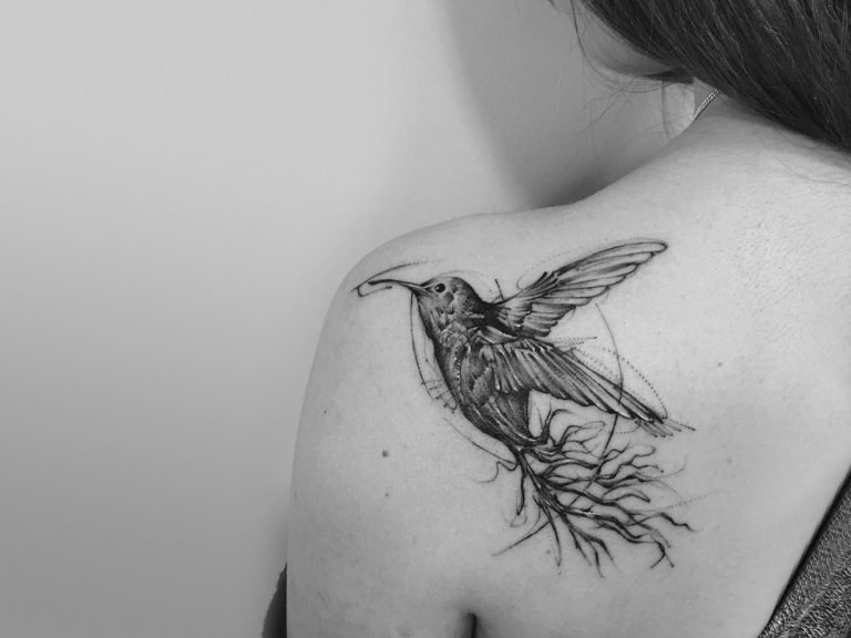 点击大图看下一张：左肩纹身 女生肩部黑色的小鸟纹身图片