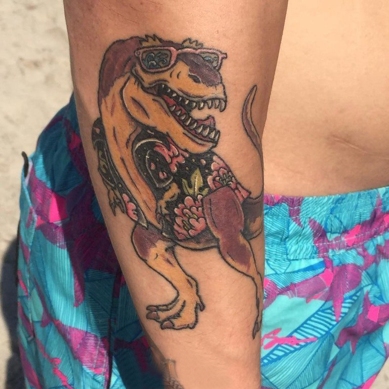 点击大图看下一张：恐龙纹身图案 男生手臂上恐龙纹身图案