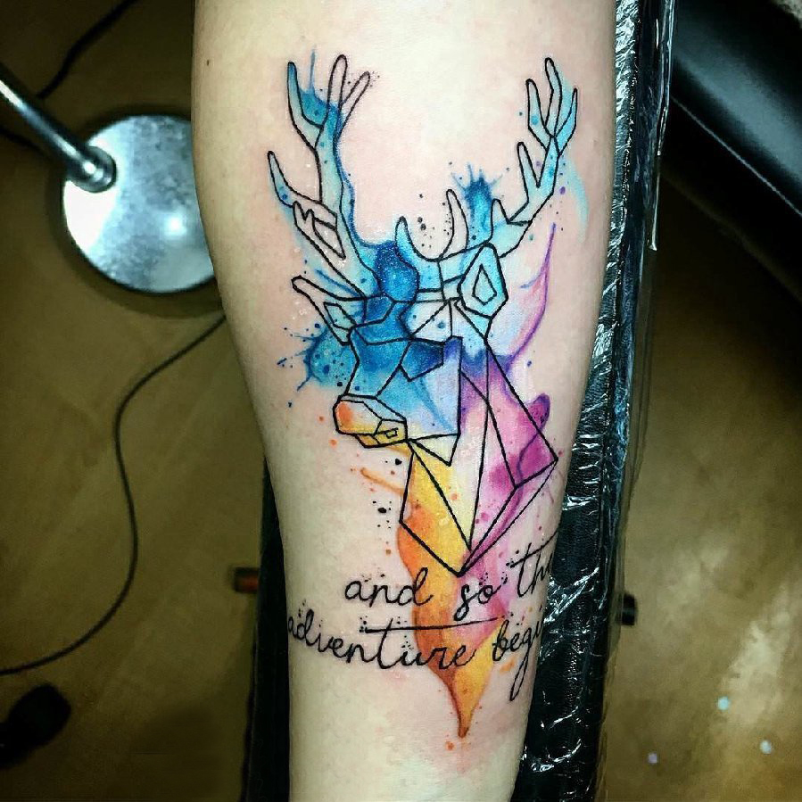 点击大图看下一张：麋鹿角纹身 女生手臂上麋鹿角纹身图片