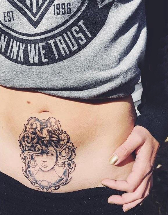 点击大图看下一张：女生人物纹身图案 女生腹部女性人物纹身图案