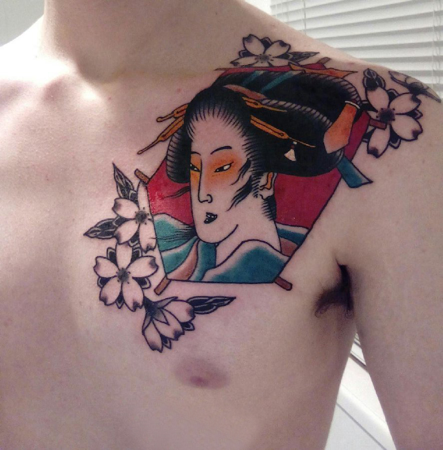 点击大图看下一张：日本艺妓纹身图片 男生胸部日本艺妓纹身图片