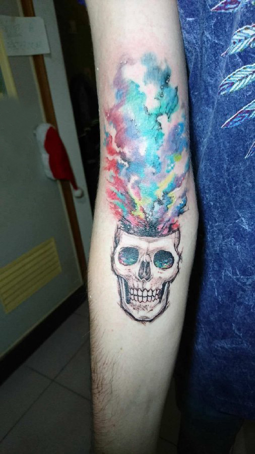 点击大图看下一张：彩色渐变纹身 男生手臂上彩色的骷髅纹身图片
