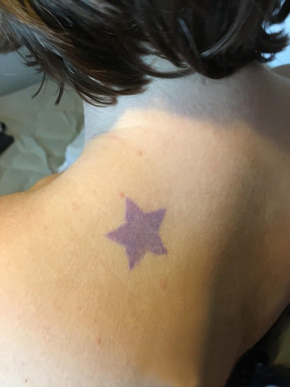 点击大图看下一张：彩色五角星纹身 女生肩部彩色的五角星纹身图片