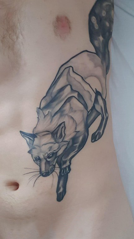 点击大图看下一张：侧腰纹身男 男生侧腰上黑色的狐狸纹身图片