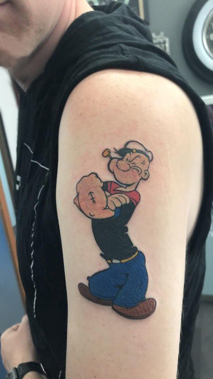 点击大图看下一张：大臂纹身男 男生大臂上彩色的大力水手纹身图片