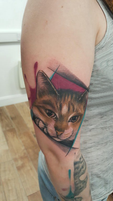 点击大图看下一张：大臂纹身图 女生大臂上几何和猫咪纹身图片