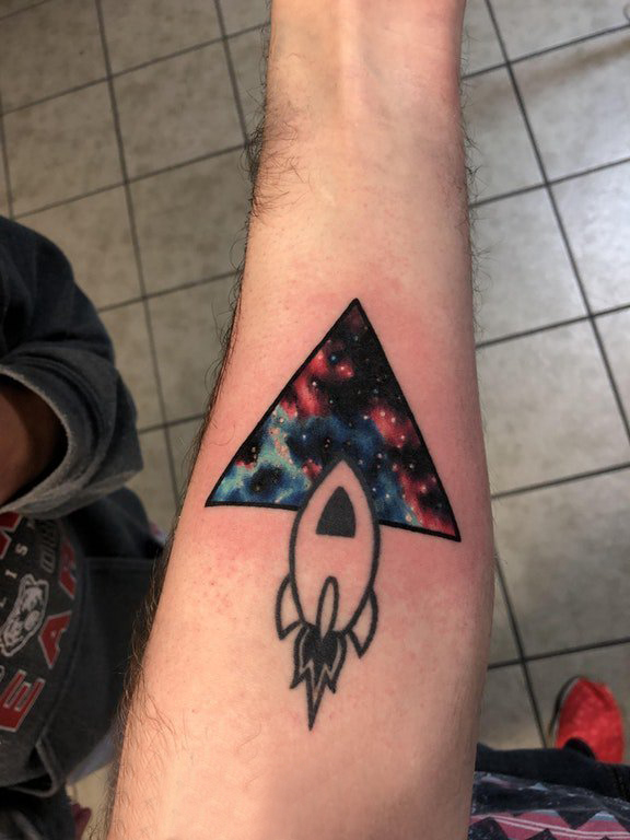 点击大图看下一张：几何元素纹身 男生手臂上三角形和火箭纹身图片