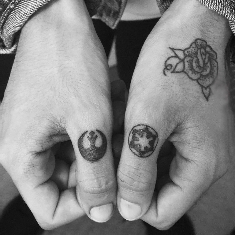 点击大图看下一张：简约手指纹身 男生手指上黑色的创意符号纹身图片
