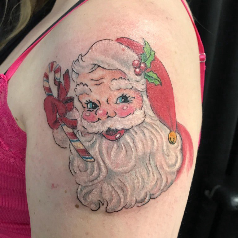 点击大图看下一张：圣诞纹身 男生大臂上彩色的圣诞老人纹身图片