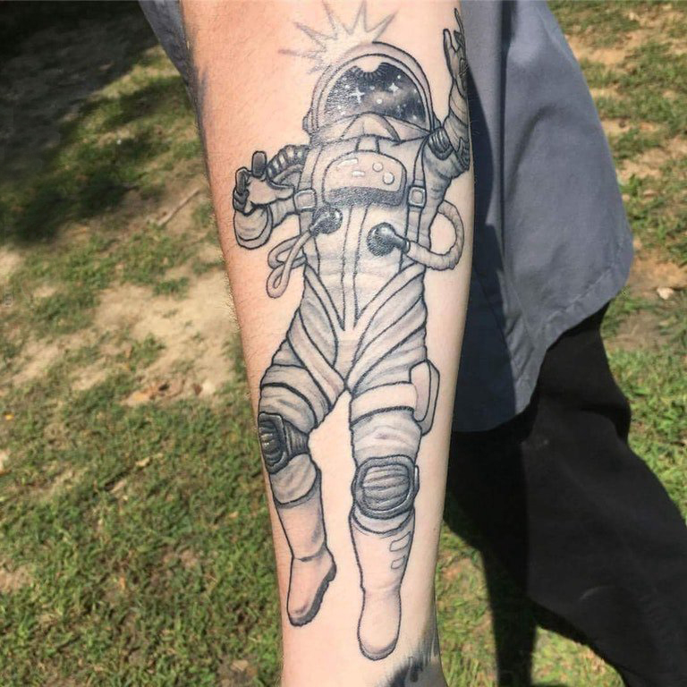 点击大图看下一张：手臂纹身图片 女生手臂上黑色的宇航员纹身图片
