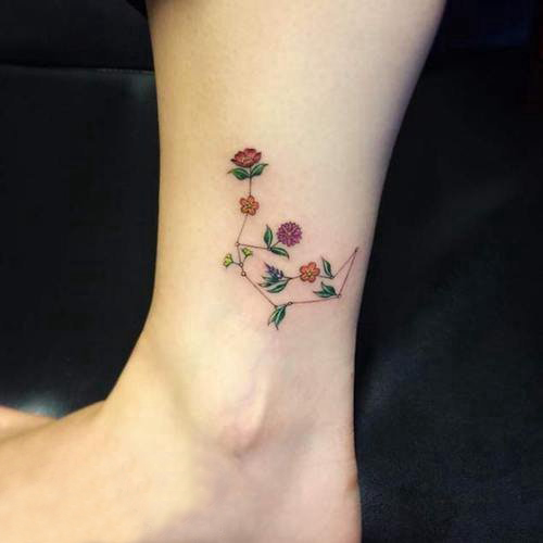点击大图看下一张：文艺花朵纹身 女生脚踝上彩色的花朵纹身图片