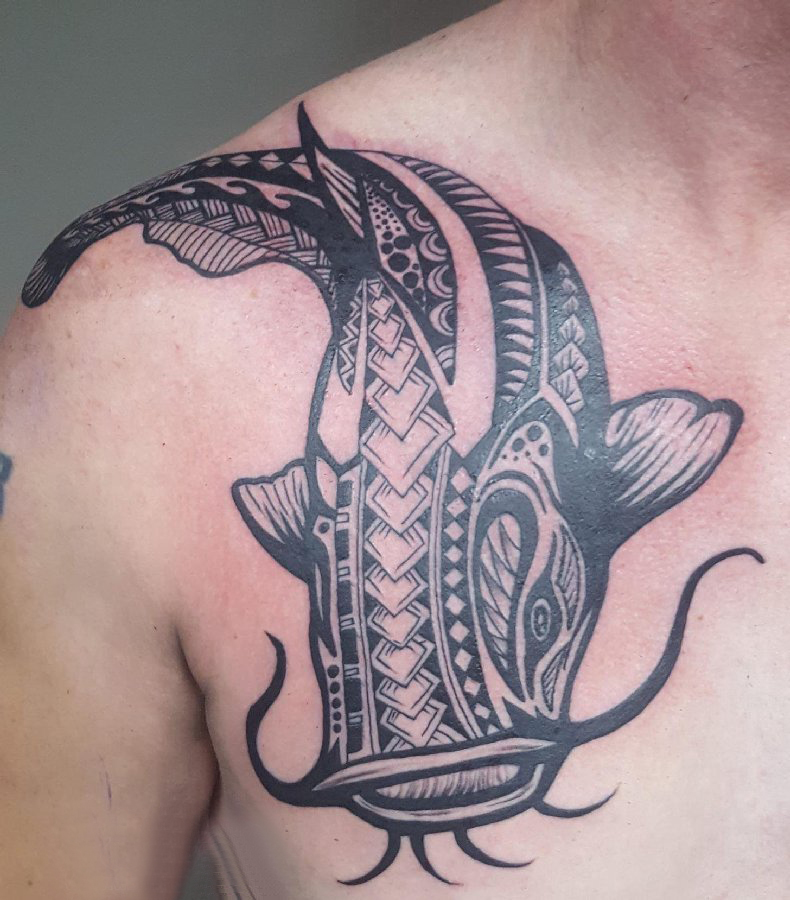 点击大图看下一张：百乐动物纹身 男生肩部黑色的鲶鱼纹身图片