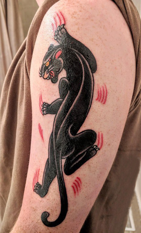 点击大图看下一张：大臂纹身图 男生大臂上彩色的豹子纹身图片
