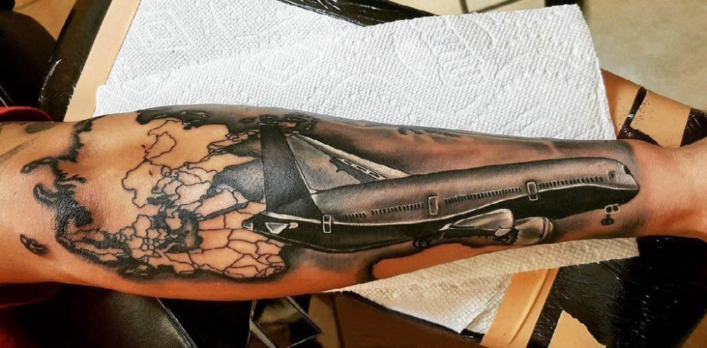 点击大图看下一张：飞机纹身 男生手臂上飞机纹身图片