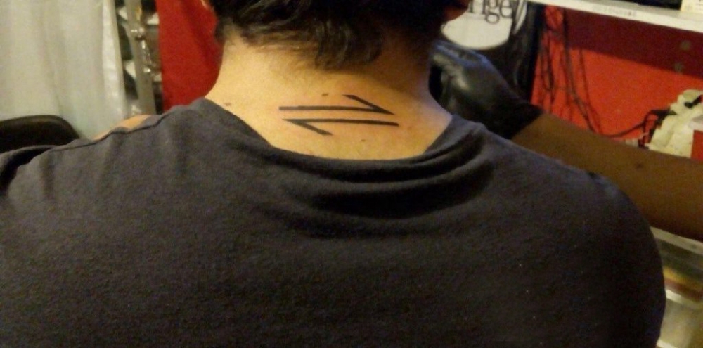 点击大图看下一张：符号纹身  女生脖子上简约的符号纹身图片