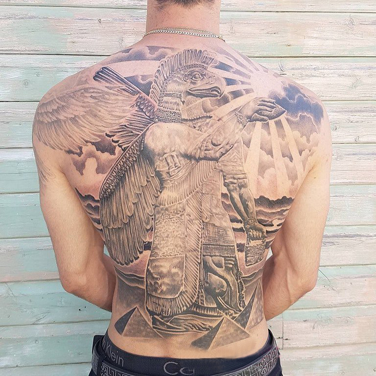 点击大图看下一张：后背纹身男 男生后背上黑色的玛雅传统纹身图片