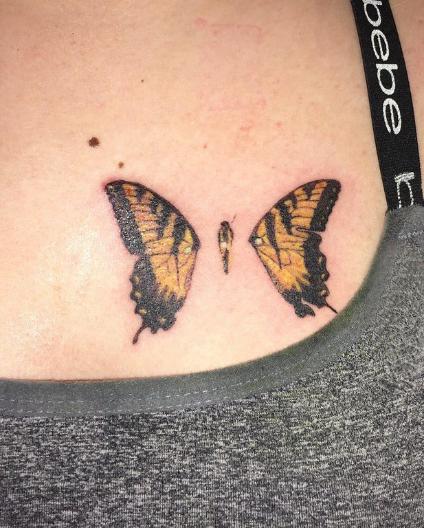 点击大图看下一张：后背纹身女 女生后背上彩色的蝴蝶纹身图片