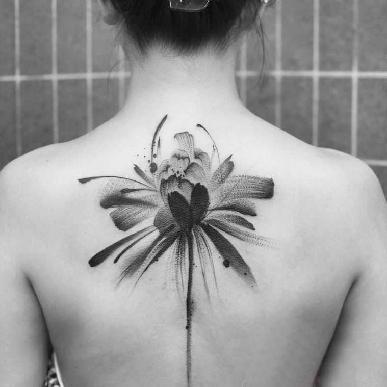点击大图看下一张：后背纹身女 女生后背上黑色的花朵纹身图片