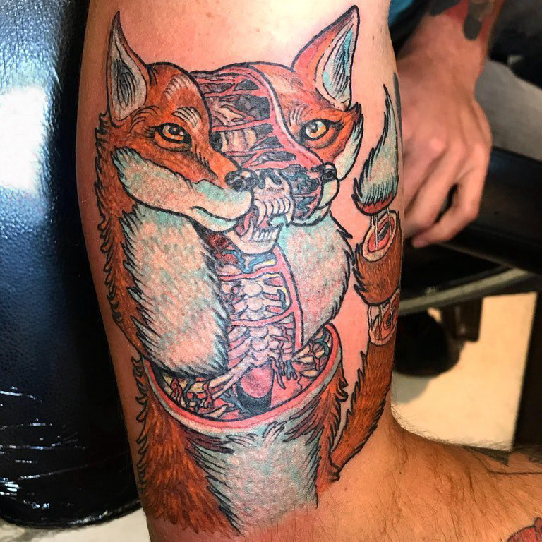 点击大图看下一张：狐狸纹身 男生手臂上彩绘的狐狸纹身图片